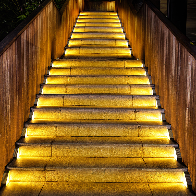 Solar-Powered Step Lights, Out - مراجعة Deck Step Light وسعره