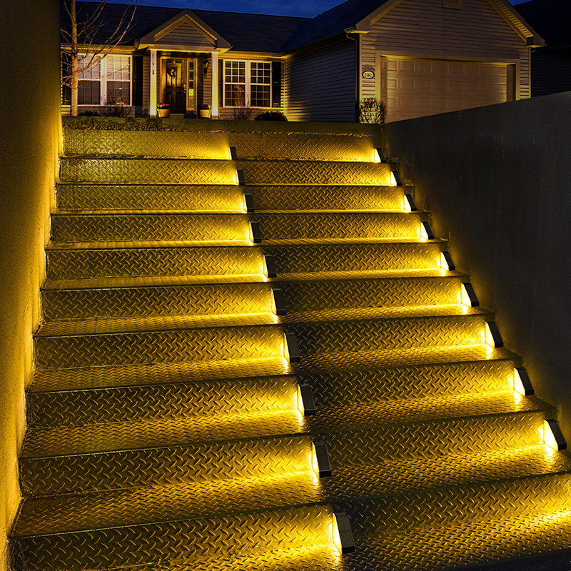 Solar-Powered Step Lights, Out - مراجعة Deck Step Light وسعره