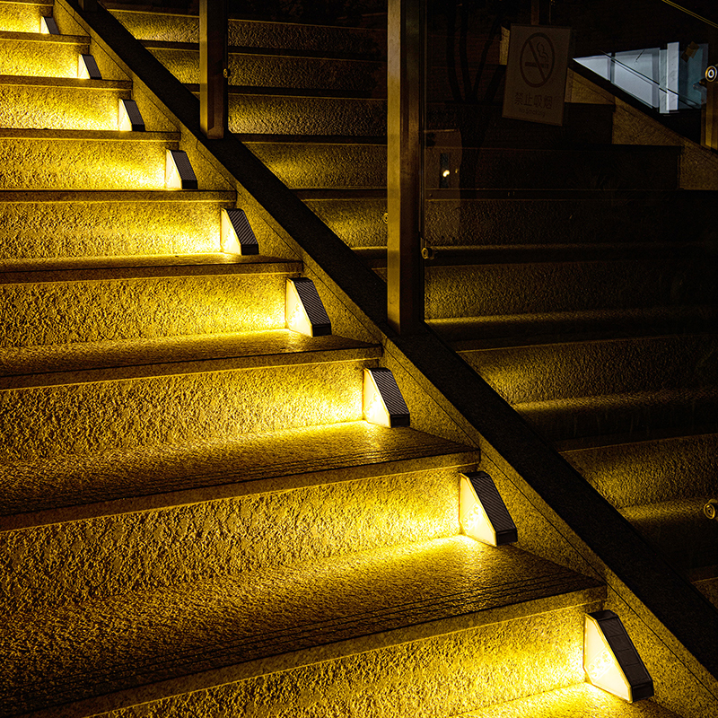 Solar-Powered Step Lights, Out - مراجعة Deck Step Light وسعره